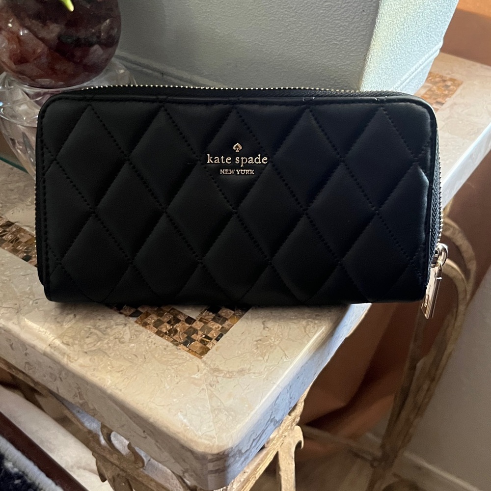 Kate Spade quilted zip around wallet excellent condition
